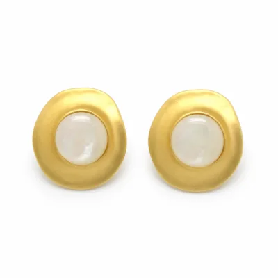 Brincos Dourados Redondos com Centro Branco 5429-S007-1 em fundo branco