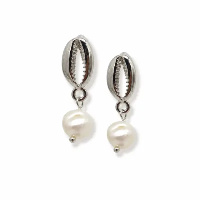 Brincos prateados de b?zio com p?rolas em fundo branco
