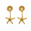 Brincos dourados de concha e estrela-do-mar 5290-S018-1A em fundo branco, conchas com p?rolas e estrelas-do-mar