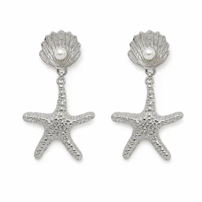 Brincos prateados de concha e estrela-do-mar 5290-S018-1B em fundo branco, conchas com p?rolas e estrelas-do-mar