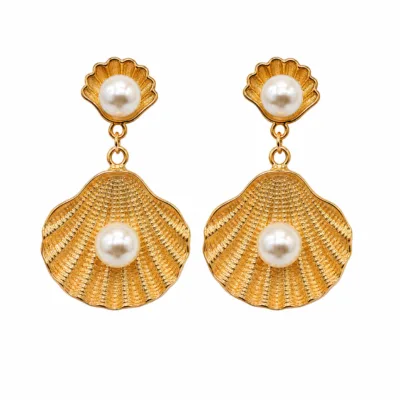 Brincos dourados de conchas com p?rolas 5290-S018-2A em fundo branco