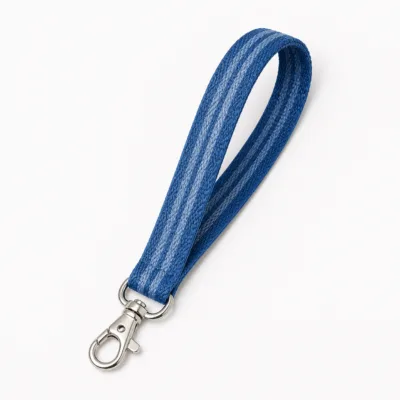 Fita de pulso azul às riscas com gancho para chaves