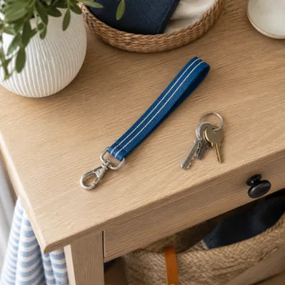Fita de pulso azul às riscas junto de um conjunto de chaves