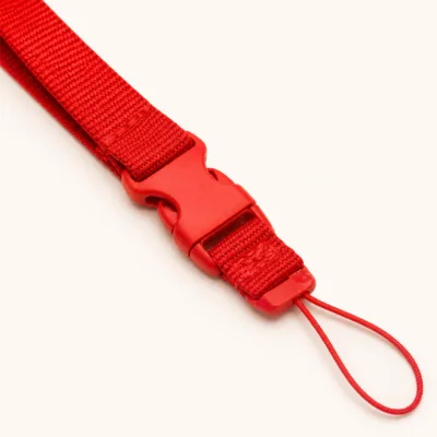 Detalhe do tecido vermelho, fecho destacável e laço para telemóvel