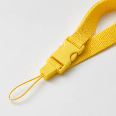 Detalhe do tecido amarelo, fecho destacável e laço para porta-cartões