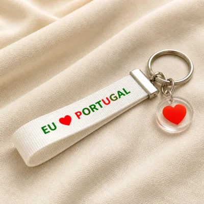 Detalhe do porta-chaves branco EU ❤ Portugal sobre tecido marfim