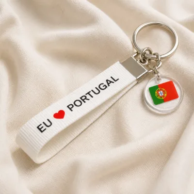 Detalhe do porta-chaves branco EU ❤ Portugal sobre tecido marfim