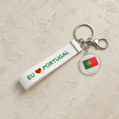 Porta-chaves branco Portugal com bandeira portuguesa sobre pedra clara