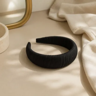 Bandolete preta num ambiente minimalista com luz natural