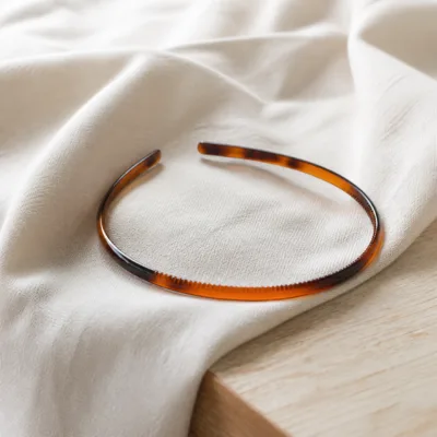 Bandolete preta num ambiente minimalista com luz natural