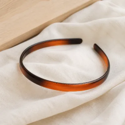 Bandolete preta num ambiente minimalista com luz natural