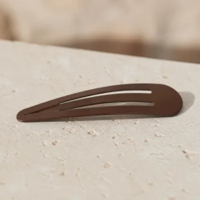 Detalhe do fecho de pressão do gancho castanho