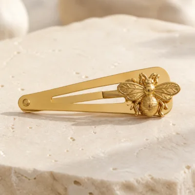 Detalhe da abelha em relevo no gancho dourado