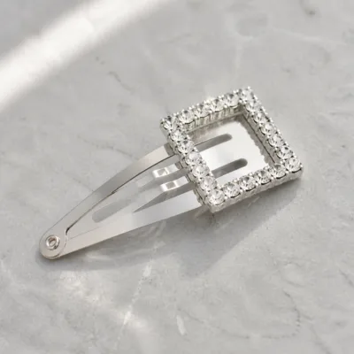 Detalhe do motivo quadrado em strass no gancho prateado