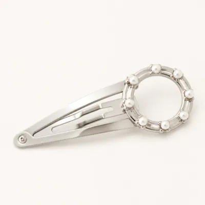 Gancho de cabelo prateado circular com pérolas