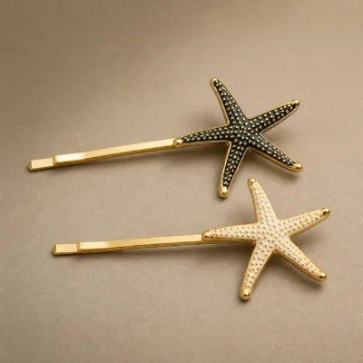 Duas estrelas-do-mar escura e marfim em ganchos dourados