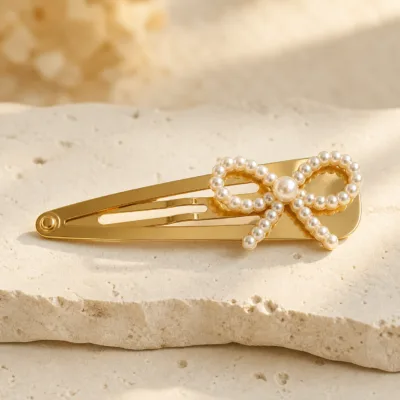 Detalhe do laço de pérolas no gancho de cabelo dourado