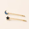 Conjunto de dois ganchos dourados com lua azul e estrela escura