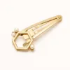 Gancho de cabelo dourado hexagonal com pérolas