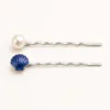 Conjunto de dois ganchos prateados com pérola e concha azul