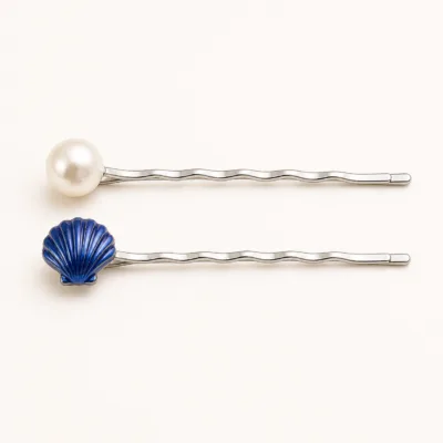 Conjunto de dois ganchos prateados com pérola e concha azul