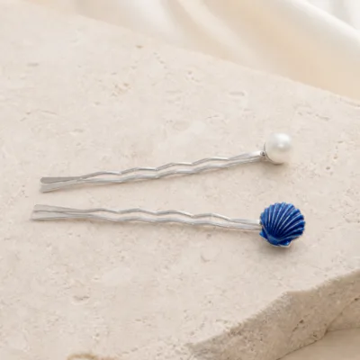 Ganchos prateados de duas pontas com pérola e concha azul