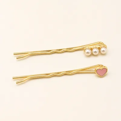 Conjunto de dois ganchos dourados com pérolas e coração rosa