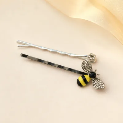 Dois ganchos de cabelo com abelha e pequena flor de cristais