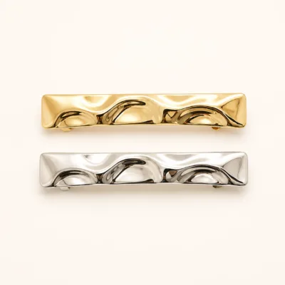 Ganchos de cabelo metálicos ondulados em dourado e prateado