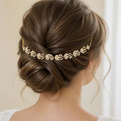 Corrente dourada com zircónias aplicada num penteado de cerimónia