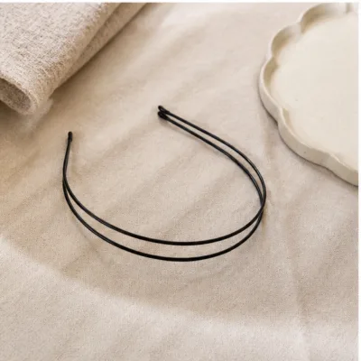 Bandolete preta num ambiente minimalista com luz natural