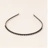 Bandolete fina com fila de strass transparente sobre fundo claro