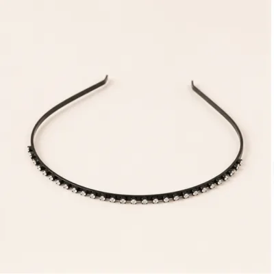 Bandolete fina com fila de strass transparente sobre fundo claro