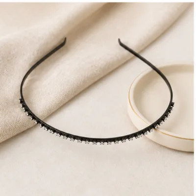 Bandolete com strass transparente num ambiente elegante