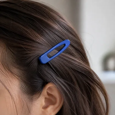 Gancho de cabelo BB azul-real aplicado numa madeixa