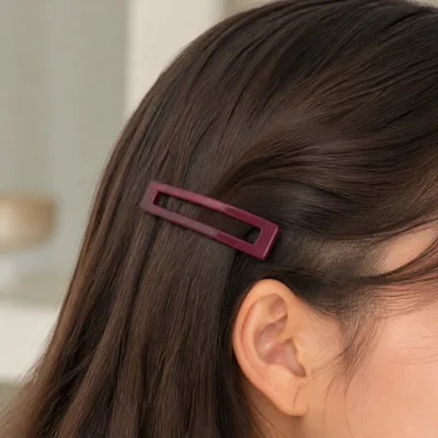 Gancho BB retangular bordeaux aplicado no cabelo