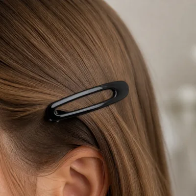Gancho BB preto de 7 cm aplicado no cabelo