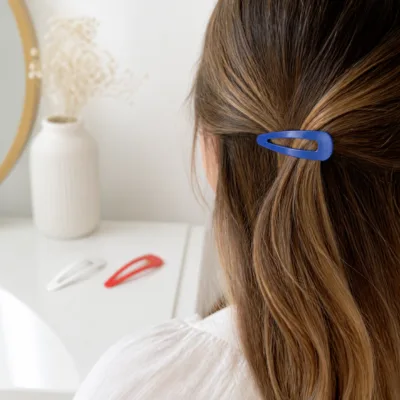 Gancho BB azul-real de 7 cm aplicado no cabelo