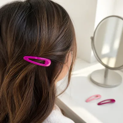 Gancho BB fúcsia de 7 cm aplicado no cabelo