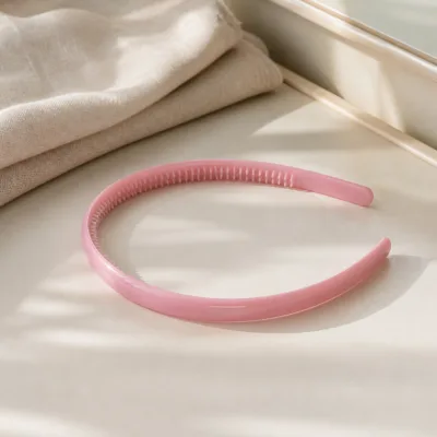 Bandolete preta num ambiente minimalista com luz natural