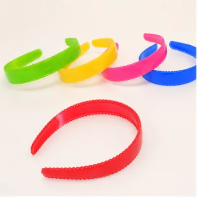 Bandolete de 2,5 cm com bordo decorativo sobre fundo claro