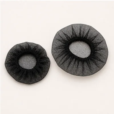 Duas redes de cabelo pretas em malha fina, uma aberta e outra dobrada