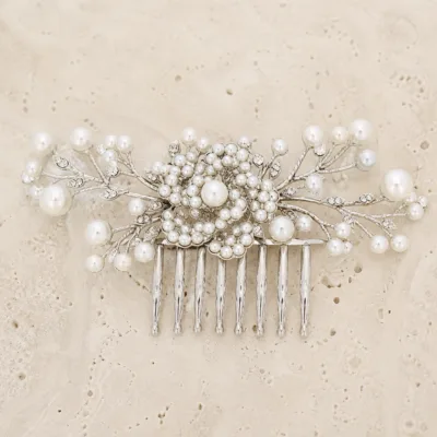 Pente prateado para cabelo com roseta de pérolas brancas
