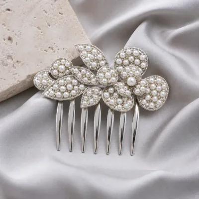 Pente de cabelo com flores de pérolas sobre cetim cinzento