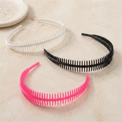 Bandolete rosa fina num ambiente minimalista