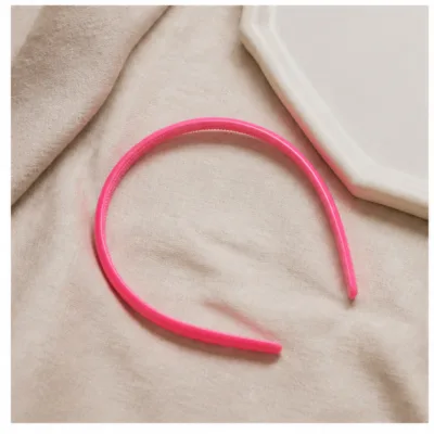 Bandolete rosa fina num ambiente minimalista