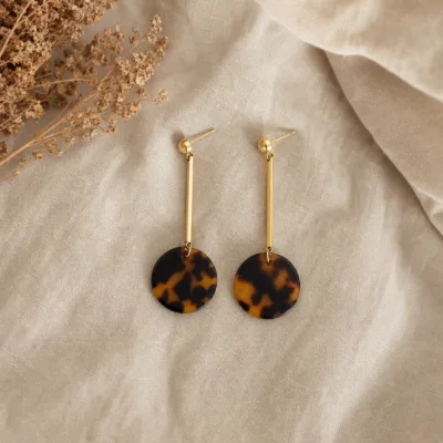 Brincos pendentes dourados de acetato tartaruga em composição