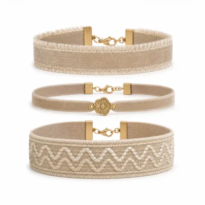 Conjunto de 3 pulseiras de tecido bordado bege