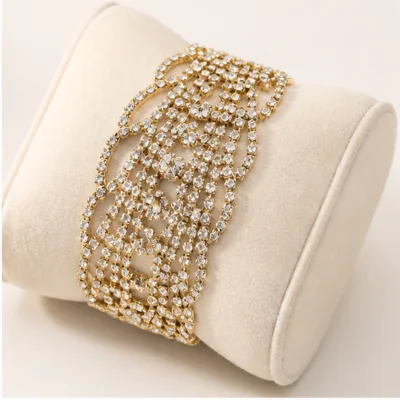 Pulseira dourada de zircónias num expositor de joalharia
