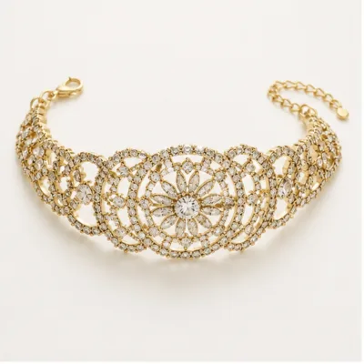 Pulseira larga dourada com roseta floral de zircónias